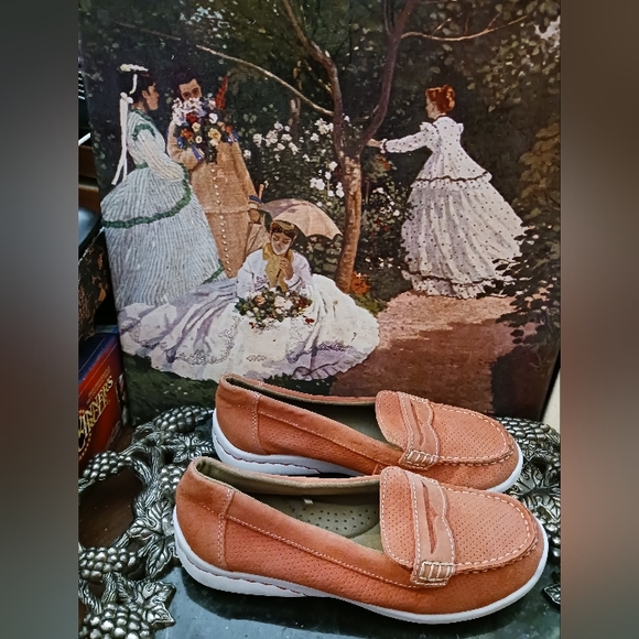 🛳 Bass Go To Comfort Women's Sz 7.5M Orange Coral Suede Slip On Penny Loafers - Picture 7 of 11